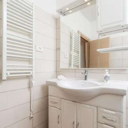 Valente With Pool בית נופש לאבין