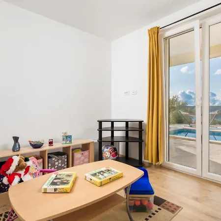 Valente With Pool * לאבין