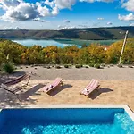 Valente With Pool Ferienhaus
