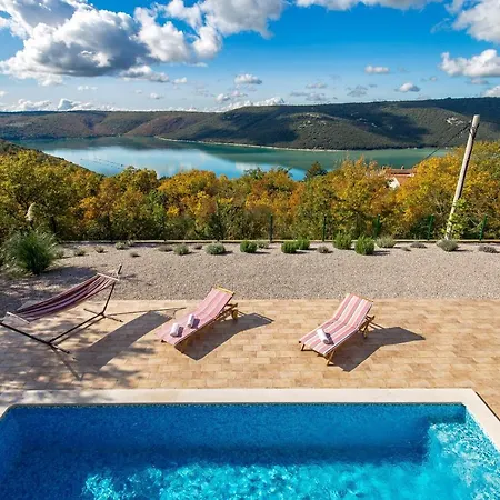 Valente With Pool Ferienhaus