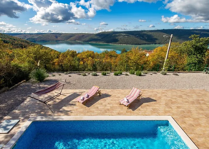 Valente With Pool Semesterbostad